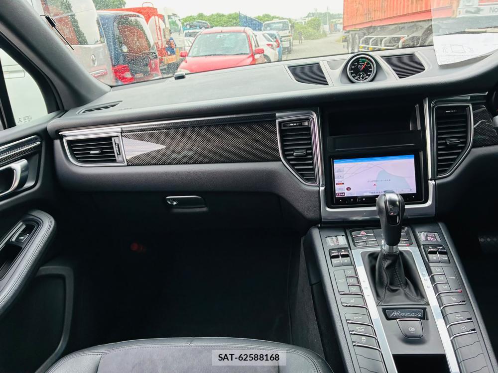 Porsche MACAN 2015-05 7952454-17