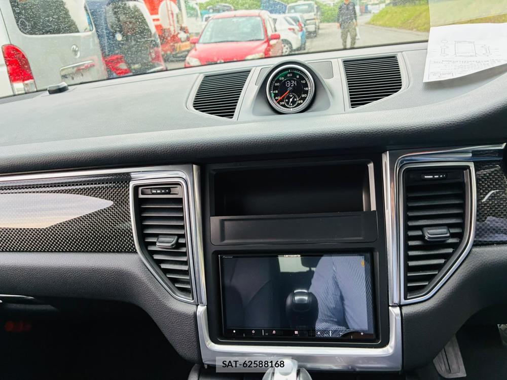 Porsche MACAN 2015-05 7952454-19