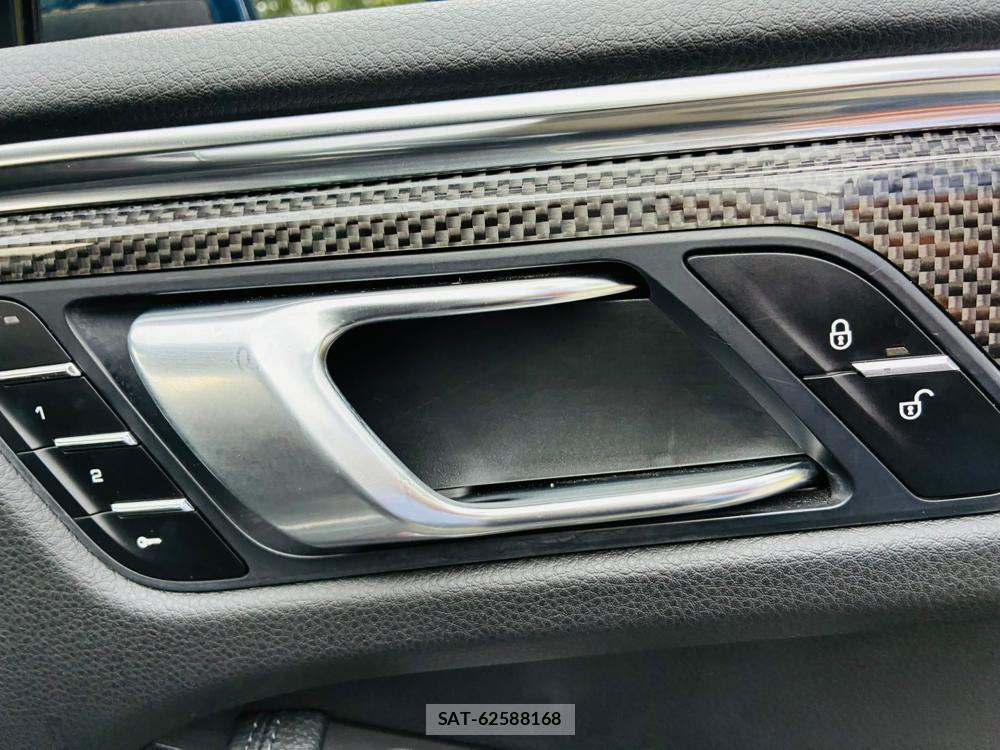 Porsche MACAN 2015-05 7952454-21