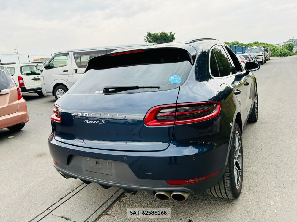 Porsche MACAN 2015-05 7952454-4
