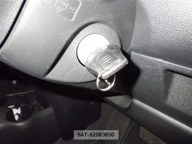 Nissan MARCH 2018-03 1076828-6