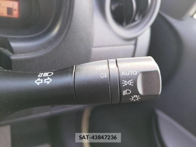 Nissan MARCH 2016-04 5871318-17
