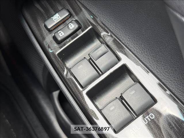 Toyota MARK X 2012-01 7358610-28