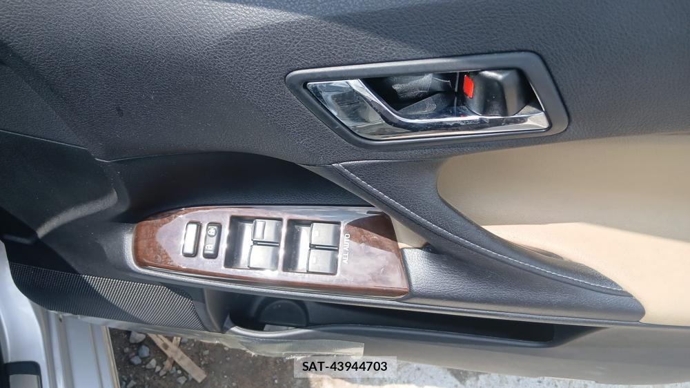Toyota MARK X 2012-09 7059358-17