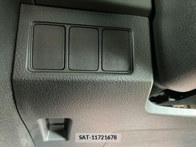 Toyota MARK X 2016-10 8131082-23