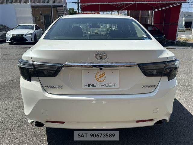 Toyota MARK X 2017-07 8208511-17