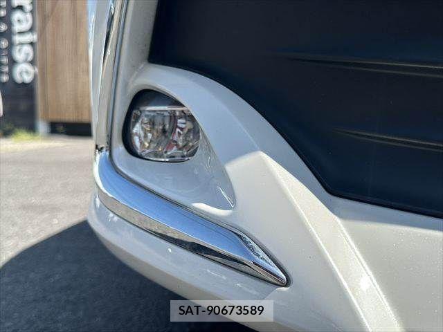 Toyota MARK X 2017-07 8208511-23