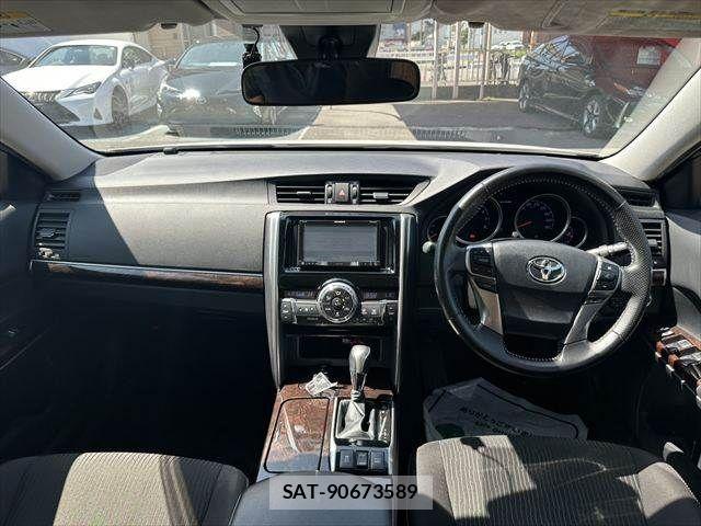 Toyota MARK X 2017-07 8208511-2