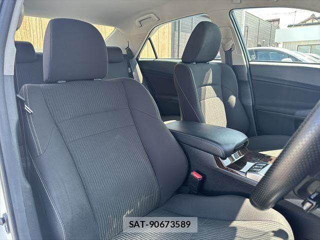 Toyota MARK X 2017-07 8208511-7