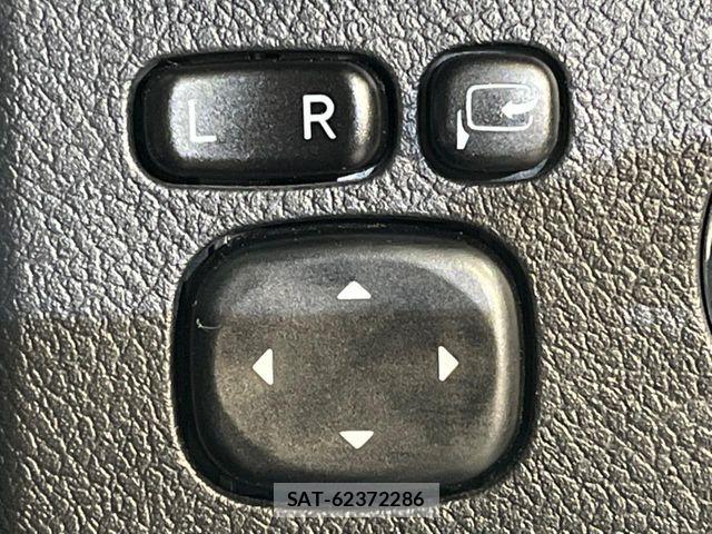 Toyota MARK X 2017-08 8627557-4