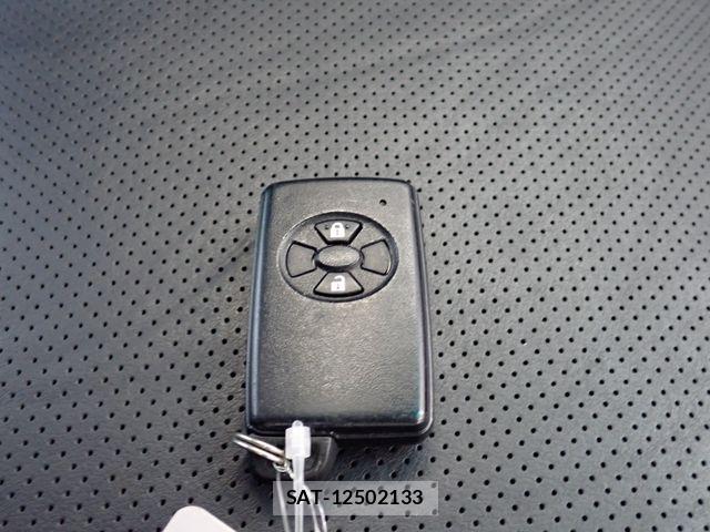 Toyota MARK X 2011-07 8336657-28