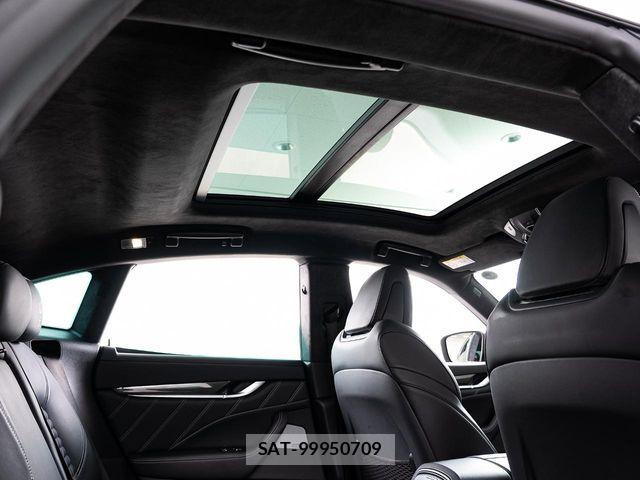 Maserati LEVANTE 2021-04 6012249-6