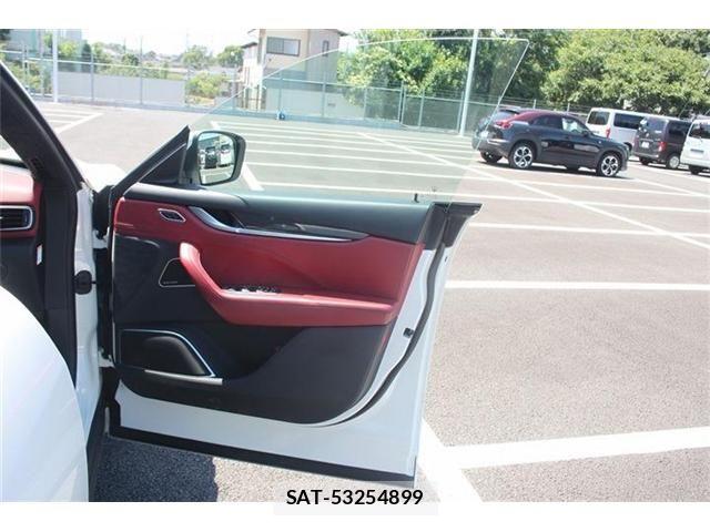 Maserati LEVANTE 2018-06 7221282-24