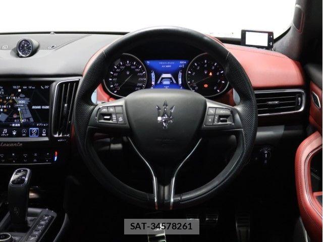 Maserati LEVANTE 2021-06 7358617-23