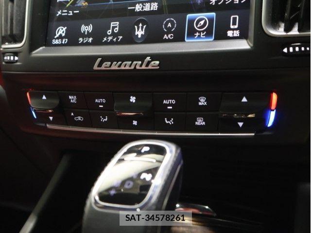 Maserati LEVANTE 2021-06 7358617-26