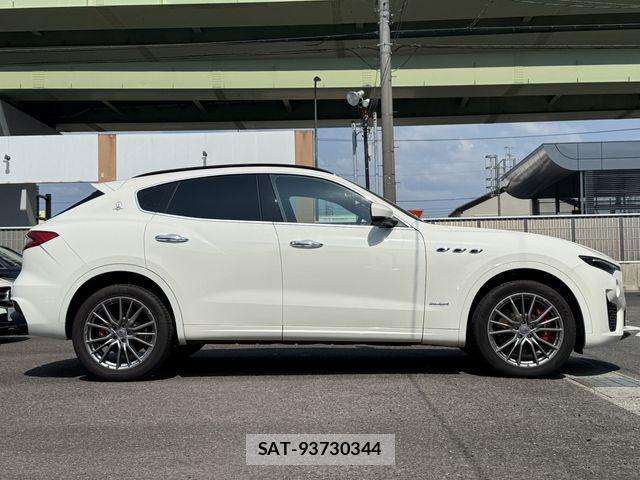 Maserati LEVANTE 2019-06 8336660-7