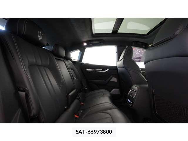 Maserati LEVANTE 2021-11 8457860-13