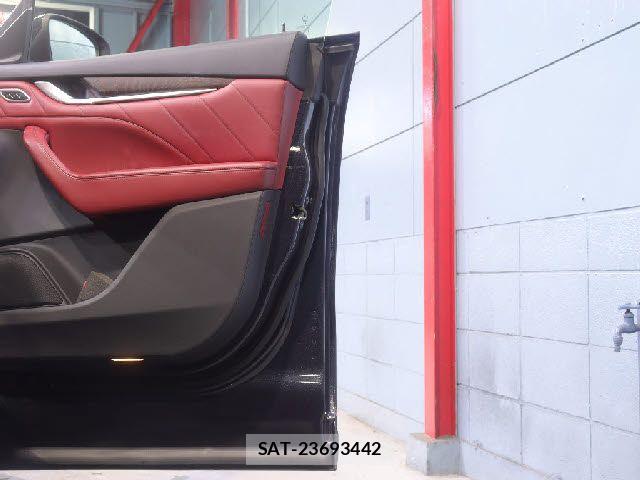 Maserati LEVANTE 2019-09 8849673-22
