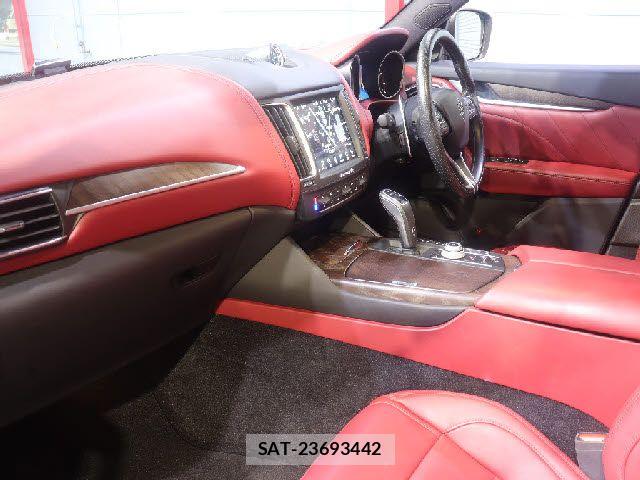 Maserati LEVANTE 2019-09 8849673-26