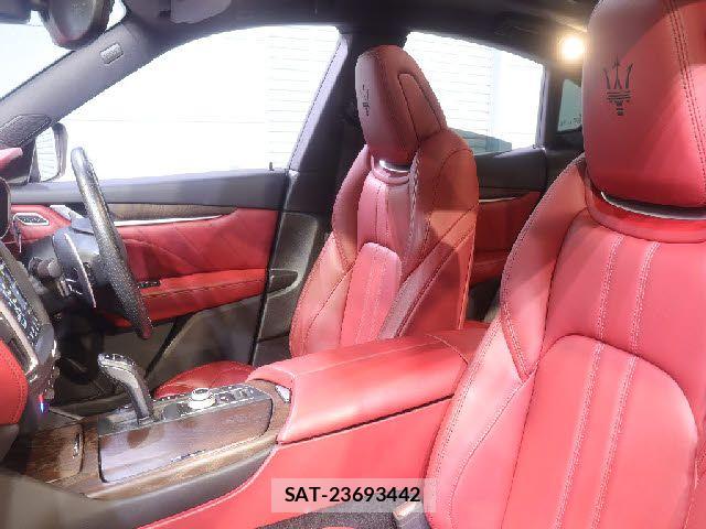 Maserati LEVANTE 2019-09 8849673-27