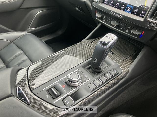 Maserati LEVANTE 2021-12 8883873-11