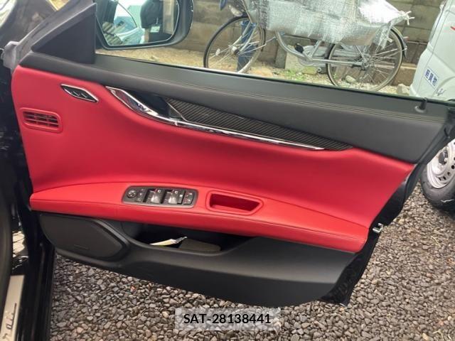 Maserati QUATTROPORTE 2018-04 7725301-12