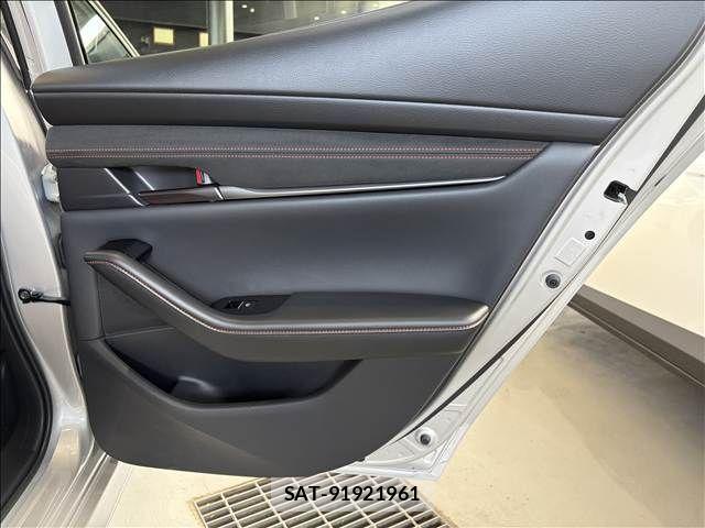 Mazda MAZDA3 2024-11 8371835-17