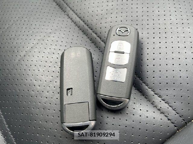Mazda ATENZA 2017-09 8208526-25