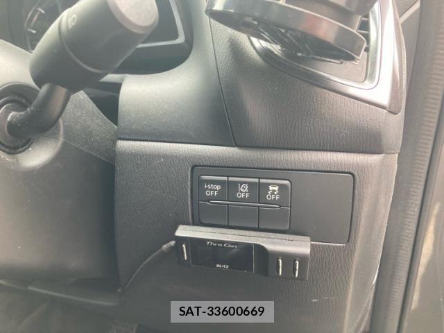 Mazda AXELA 2017-01 7358621-18