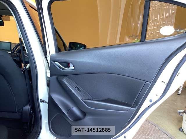 Mazda AXELA 2015-09 7455553-18