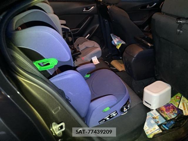 Mazda AXELA 2013-11 8366839-12