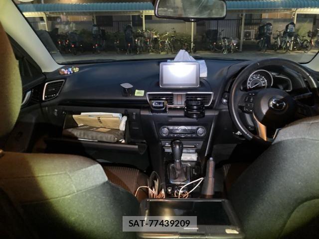 Mazda AXELA 2013-11 8366839-13