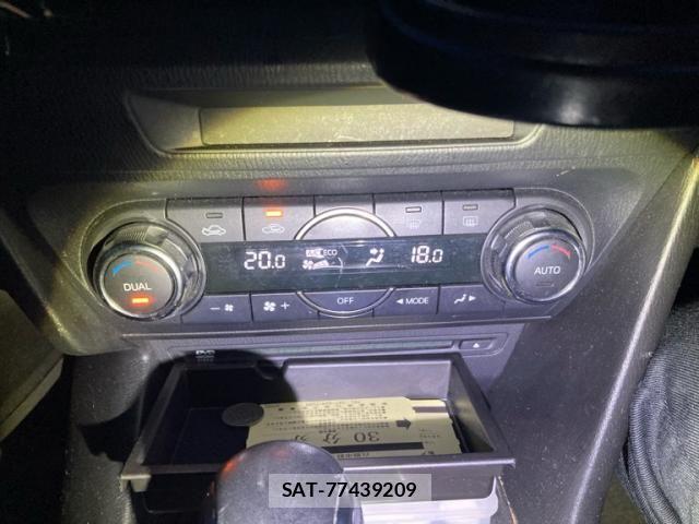 Mazda AXELA 2013-11 8366839-19