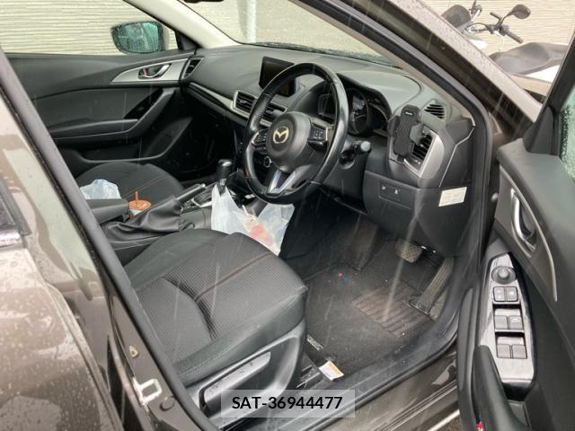 Mazda AXELA 2017-01 8366840-16