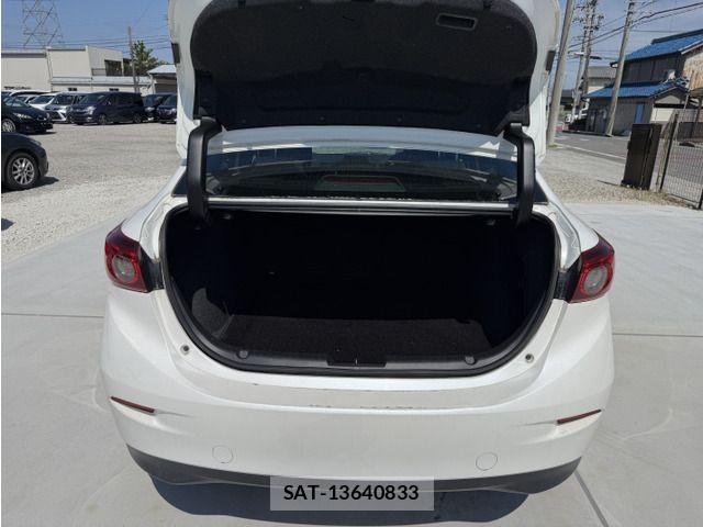 Mazda AXELA 2017-05 8525638-18