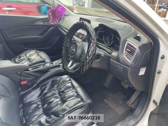 Mazda AXELA 2017-10 8525639-11