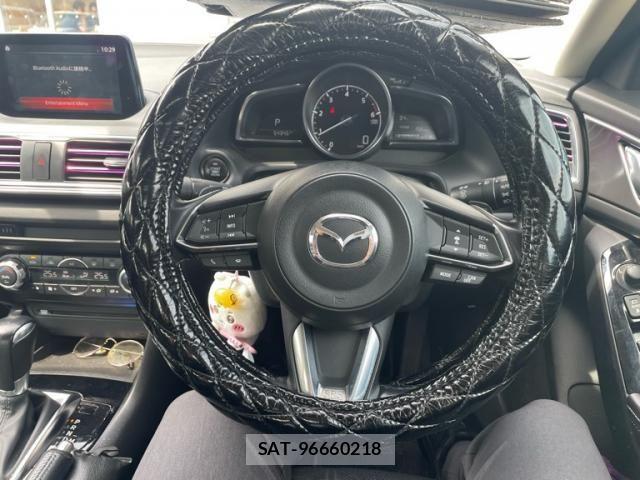 Mazda AXELA 2017-10 8525639-15