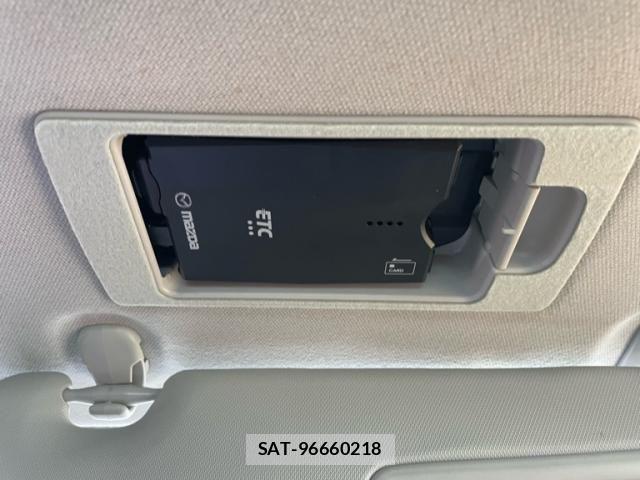 Mazda AXELA 2017-10 8525639-20