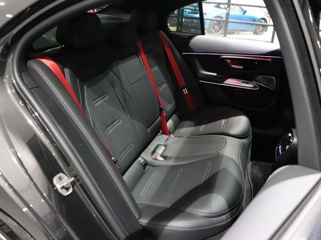 Mercedes Benz E-CLASS 2024-12 1546685-27