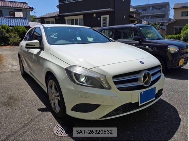 Mercedes Benz A-CLASS 2014-01 8208605-0