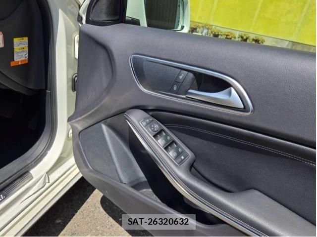 Mercedes Benz A-CLASS 2014-01 8208605-9