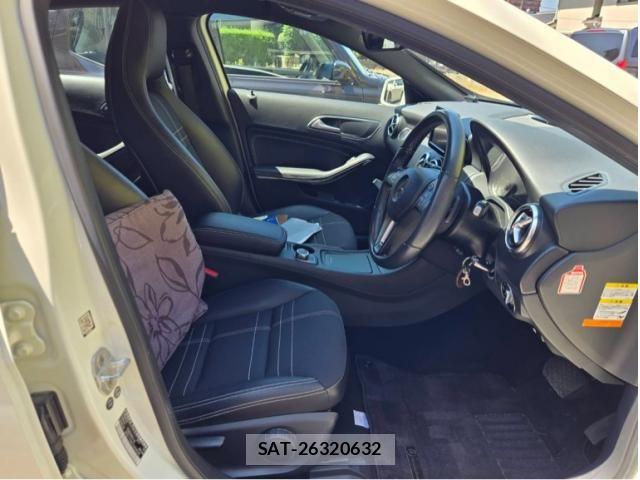 Mercedes Benz A-CLASS 2014-01 8208605-10