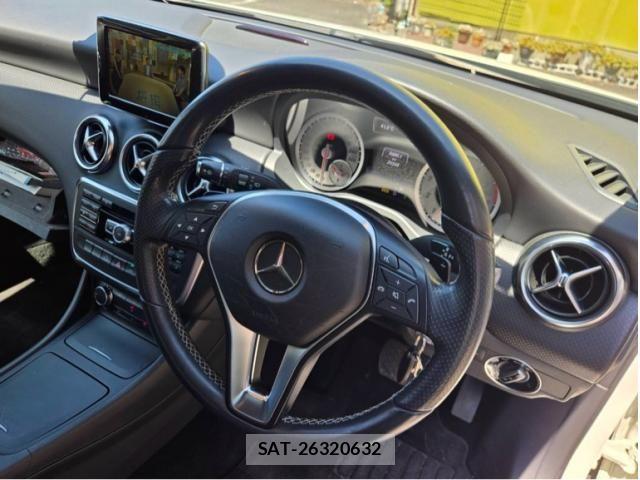 Mercedes Benz A-CLASS 2014-01 8208605-12