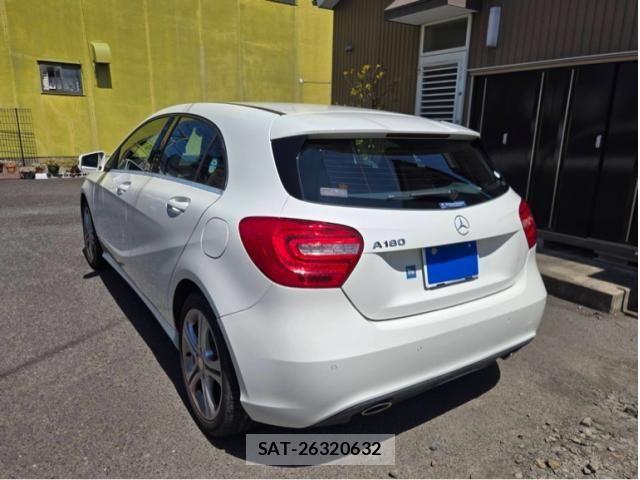 Mercedes Benz A-CLASS 2014-01 8208605-1