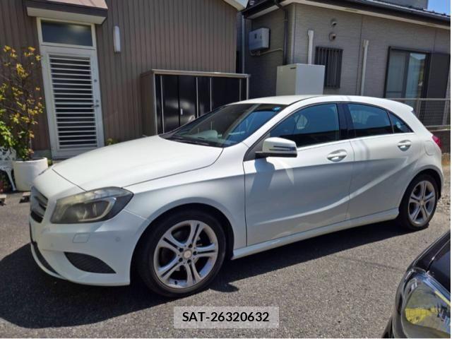 Mercedes Benz A-CLASS 2014-01 8208605-2