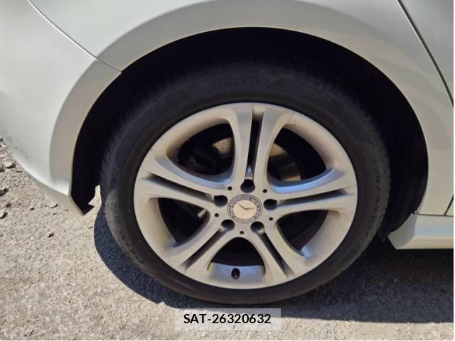 Mercedes Benz A-CLASS 2014-01 8208605-6