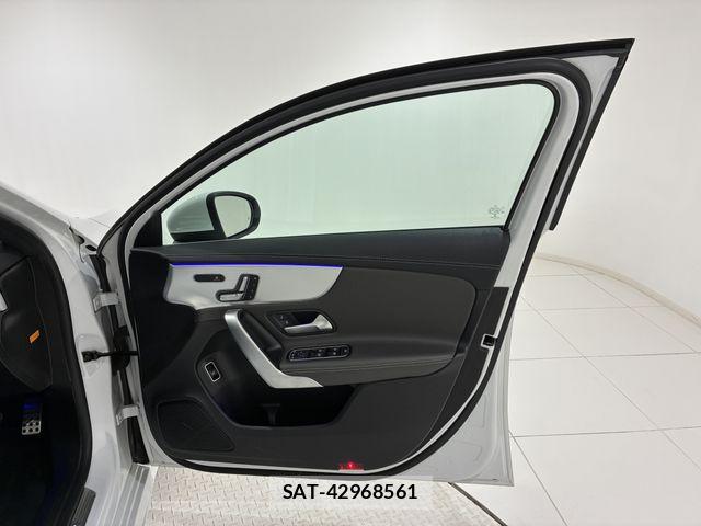 Mercedes Benz A-CLASS 2021-02 8208608-5