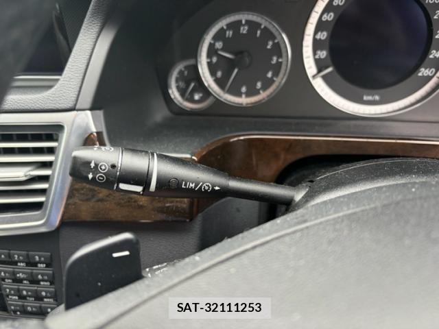 Mercedes Benz E-CLASS 2012-02 2100063-17
