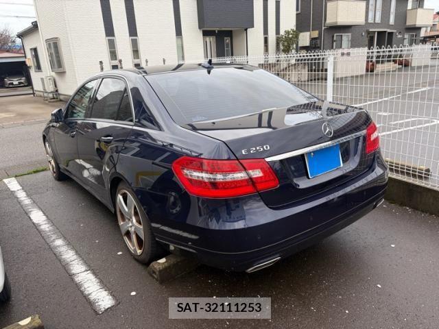 Mercedes Benz E-CLASS 2012-02 2100063-2