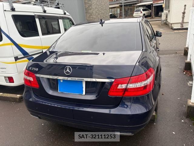 Mercedes Benz E-CLASS 2012-02 2100063-3